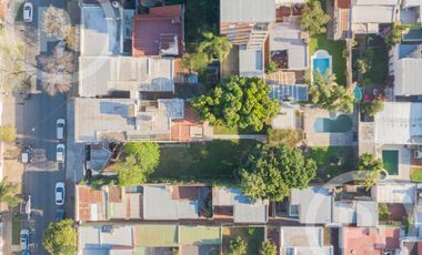 Casa moderna con increíble parque, en VENTA