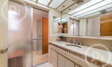 Casa moderna con increíble parque, en VENTA