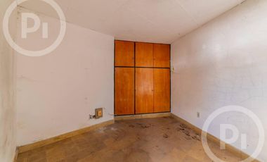 Casa moderna con increíble parque, en VENTA