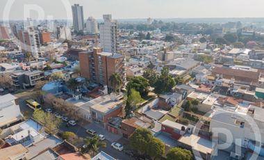 Casa moderna con increíble parque, en VENTA