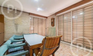 Casa moderna con increíble parque, en VENTA