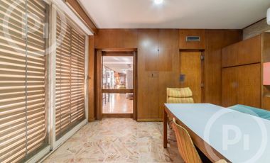 Casa moderna con increíble parque, en VENTA