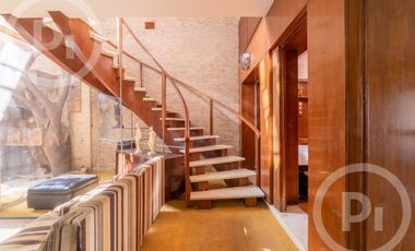 Casa moderna con increíble parque, en VENTA