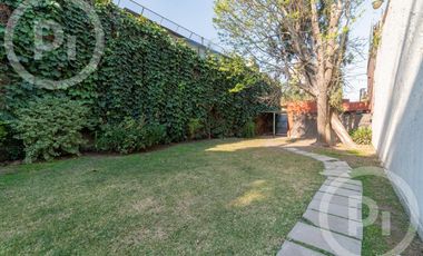 Casa moderna con increíble parque, en VENTA