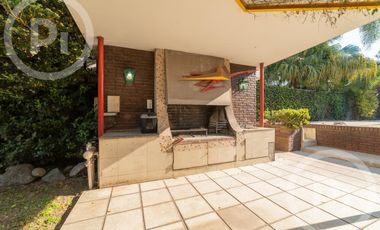 Casa moderna con increíble parque, en VENTA