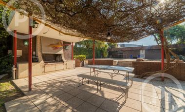 Casa moderna con increíble parque, en VENTA