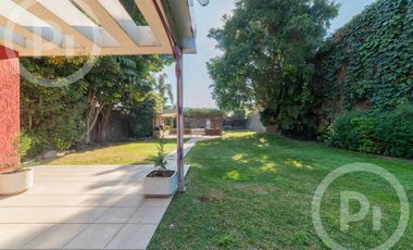 Casa moderna con increíble parque, en VENTA