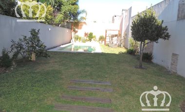 Venta - Casa con fondo y pileta - Lanús Este