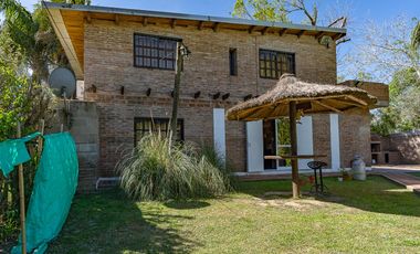 VENTA - Casa 2 dormitorios con piscina - Oliveros, Santa Fe.