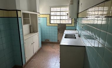 LOCAL UBICADO EN AV. ALSINA ESQUINA PINTOS