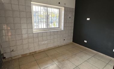 LOCAL UBICADO EN AV. ALSINA ESQUINA PINTOS