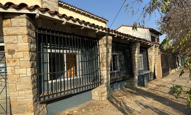 LOCAL UBICADO EN AV. ALSINA ESQUINA PINTOS