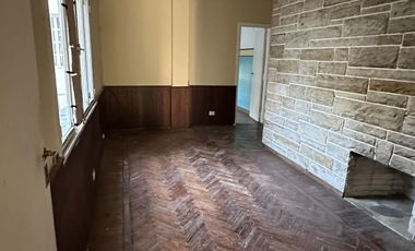 LOCAL UBICADO EN AV. ALSINA ESQUINA PINTOS