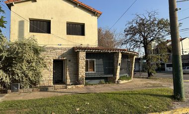 LOCAL UBICADO EN AV. ALSINA ESQUINA PINTOS