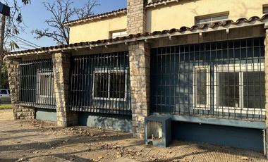 LOCAL UBICADO EN AV. ALSINA ESQUINA PINTOS