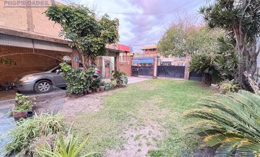 Casa en Los Polvorines 4 ambientes con jardín cochera excelente para uso de vivienda o comercio