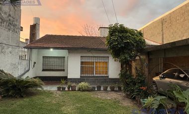 Casa en Los Polvorines 4 ambientes con jardín cochera excelente para uso de vivienda o comercio