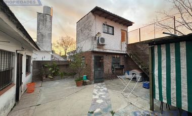 Casa en Los Polvorines 4 ambientes con jardín cochera excelente para uso de vivienda o comercio