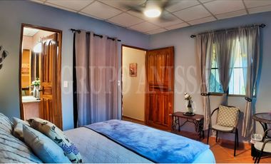 Propiedad campestre con vista panorámica al mar y las montañas – Sorá