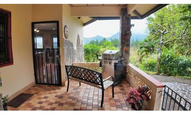 Propiedad campestre con vista panorámica al mar y las montañas – Sorá