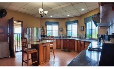 Propiedad campestre con vista panorámica al mar y las montañas – Sorá