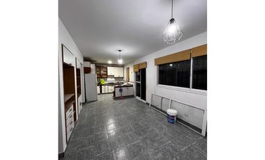 SAAVEDRA CASA 7 AMBIENTES CON JARDIN Y PARRILLA