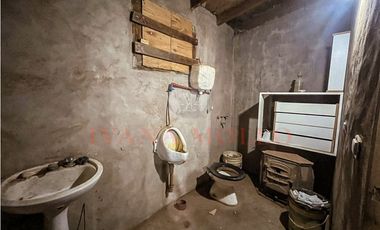 LOTE COMERCIAL CON CASA Y GALPÓN EN ZONA INDUSTRIAL DE OSTENDE