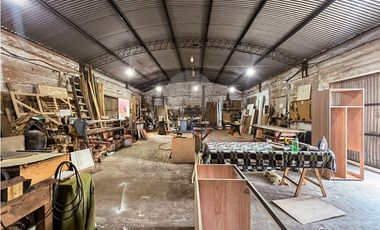 LOTE COMERCIAL CON CASA Y GALPÓN EN ZONA INDUSTRIAL DE OSTENDE