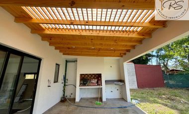 Casa a estrenar en lote propio c/ cochera en Costa del Este