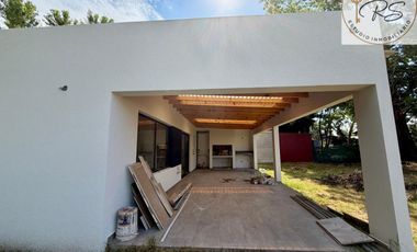 Casa a estrenar en lote propio c/ cochera en Costa del Este