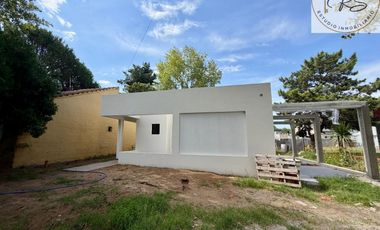 Casa a estrenar en lote propio c/ cochera en Costa del Este
