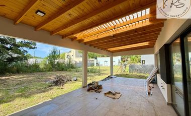 Casa a estrenar en lote propio c/ cochera en Costa del Este