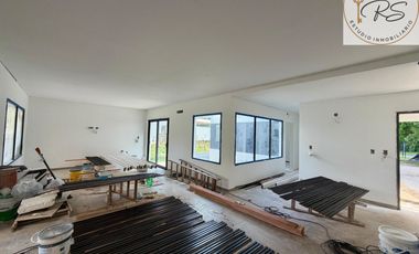 Casa a estrenar en lote propio c/ cochera en Costa del Este