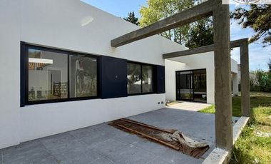 Casa a estrenar en lote propio c/ cochera en Costa del Este