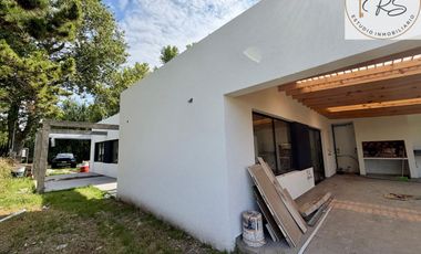 Casa a estrenar en lote propio c/ cochera en Costa del Este