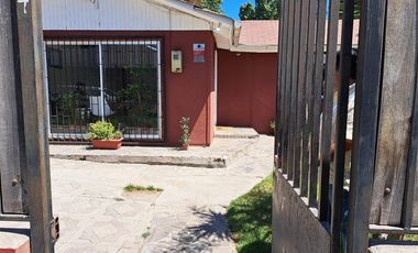 Casa en Arriendo en A DOS CUADRAS DE LA PLAZA DE MELIPILLA ESQUINA VARGAS