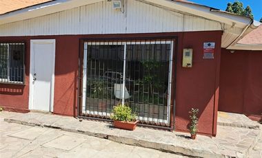 Casa en Arriendo en A DOS CUADRAS DE LA PLAZA DE MELIPILLA ESQUINA VARGAS