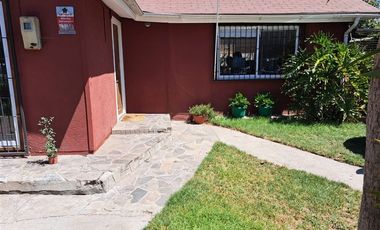 Casa en Arriendo en A DOS CUADRAS DE LA PLAZA DE MELIPILLA ESQUINA VARGAS