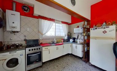 CASA 4 AMBIENTES CON GARAGE PATIO Y PARRILLA