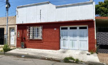 CASA 4 AMBIENTES CON GARAGE PATIO Y PARRILLA