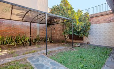 VENTA CASA 3 AMB. C/ 2 COCHERAS EN MARTIN CORONADO