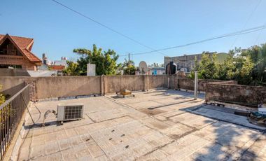 VENTA CASA 3 AMB. C/ 2 COCHERAS EN MARTIN CORONADO