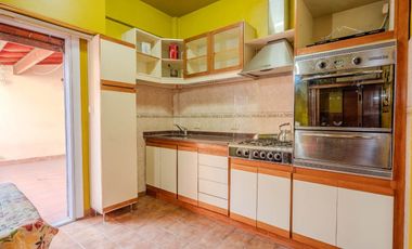 VENTA CASA 3 AMB. C/ 2 COCHERAS EN MARTIN CORONADO