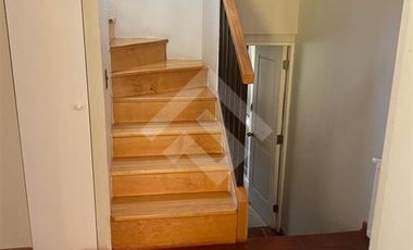 Casa en Venta en Los Cipreses con Av Del Canal (Conserjeria)