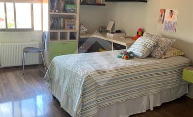 Casa en Venta en Los Cipreses con Av Del Canal (Conserjeria)