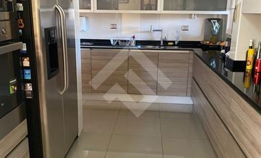 Casa en Venta en Los Cipreses con Av Del Canal (Conserjeria)