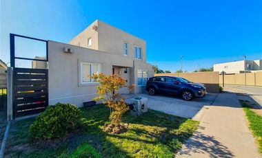 Casa en Venta en Vive en tranquilo sector de Padre Hurtado a pasos de la laguna