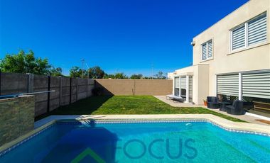 Casa en Venta en Vive en tranquilo sector de Padre Hurtado a pasos de la laguna