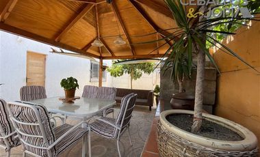 Casa en Venta en calle Esmeralda, Quilpué (perfil comercial)