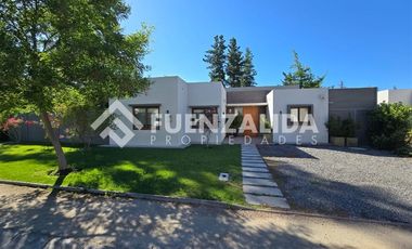 Casa en Venta en Cercano a Colegio El Campanario